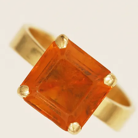 Ring med orange sten stl:16¾ bredd 5,4-10,1mm 18K Vikt: 5,4 g