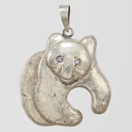 Hänge panda med lila stenar GFAB, längd 44mm, 950/1000 silver Vikt: 8,9g Vikt: 8,9 g