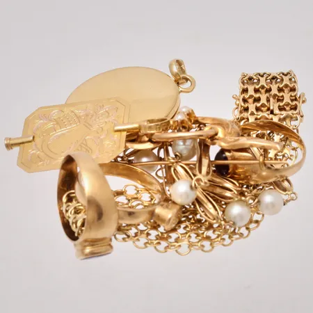 Diverse defekt guld, 18K, bruttovikt 43,55g, ca nettovikt 40g.