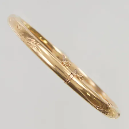 Armring 59x53mm bredd 4mm gravyr defekt säkerhetskedja, 18K 10,2g.