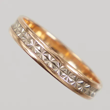 Ring med vitguldsdetaljer stl:22½, bredd 4,5mm, gravyr, 18K Vikt: 4,1 g