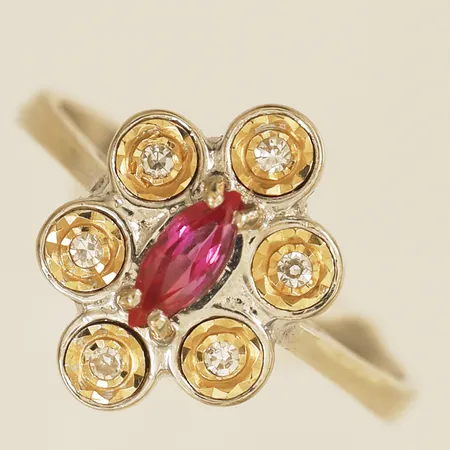 Ring med 8/8-slipade diamanter 6xca0,005ct och rosa sten stl:15 bredd 2,2mm vitguld 18k Vikt: 2,9 g