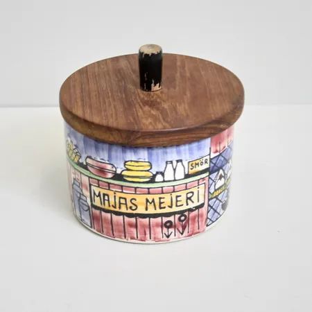 Burk med trälock Jie Gantofta ur serien Vår lilla stad, "Majas Mejeri" design Anita Nylund höjd ca 11cm, inklusive knopp, Ø10cm.