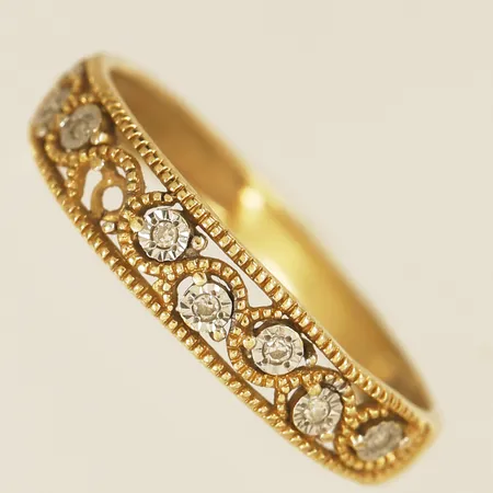 Ring med diamanter 8 x 0,025ct stl:16¼ bredd 2,4-4,1mm, defekt 18K Vikt: 1,7 g