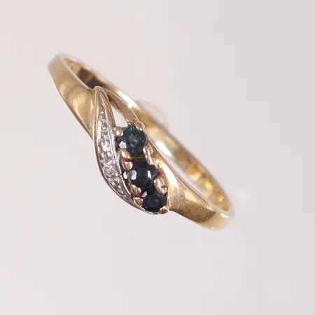 Ring med blå och vita stenar, stl:17, bredd 1-5mm, 18K Vikt: 1,5 g