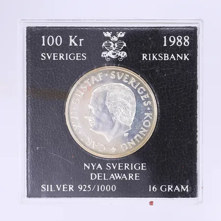 Mynt Carl XVI Gustaf Sveriges Konung Nya Sverige Delaware 100kr Ø32mm 1988 plastetui, silver 925/1000 Vikt: 16 g