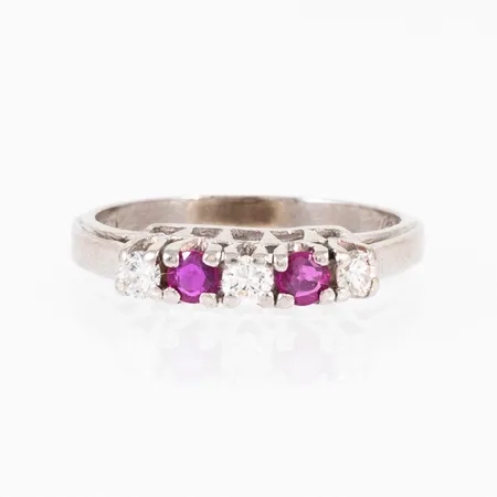 Ring med 3 x ca 0,03ct briljantslipade diamanter, 2 rosa stenar (troligen safir) stl:15¼ bredd 1,7-3,7mm, vitguld 18K 2,4g. 