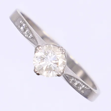 Ring med diamanter 1x0,68ct Ca/VVS 4x0,01ct 2x0,005ct stil:19¼, bredd 2-6mm, slitna svenska stämplar, vitguld 18K Vikt: 3,1 g