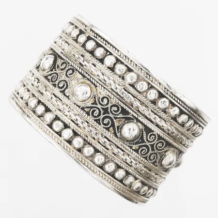Stelt armband med mönster innermått ca 60x57mm, bredd 40mm, ojämnheter, ostämplat silver Vikt: 66 g