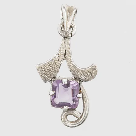 Hänge med lila sten längd 28mm, bredd 13mm, ostämplat silver Vikt: 1,7 g