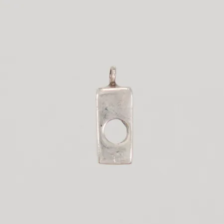 Hänge längd inklusive ögla 9,8mm, bredd 3,6mm, silver 925/1000 Vikt: 0,8 g