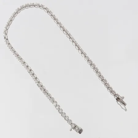 Armband med 8/8-slipade diamanter ca 60 x ca 0,0075ct totalt ca 0,45ctv längd 18cm bredd 3mm bruksslitage vitguld 18K.  Vikt: 6,2 g