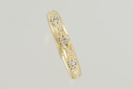 Ring med diamanter 3 x 0,02ct stl:20 bredd 3 mm, graverad 18K Vikt: 4 g