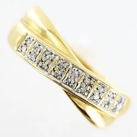 Ring med diamanter 18 x ca 0,005ct Guldfynd, stl:17½, bredd 2,5-6,5mm, 18K Vikt: 2,9 g