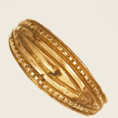Ring med mönsterdekor stl:17 bredd 2,5-8mm 14K Vikt: 2,6 g