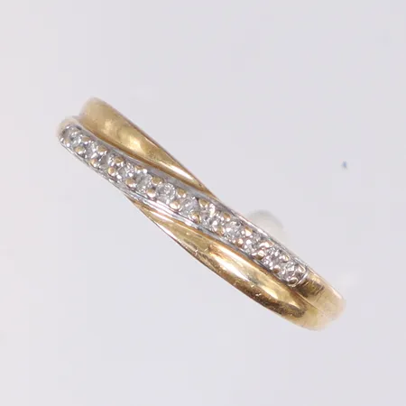 Ring med diamanter totalt ca 13 x0,005ct stl:15, bredd 1-2mm, 18K Vikt: 1,2 g