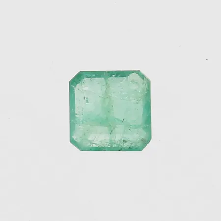 Lös oinfattad smaragd mått ca 7,3x7,3x3,2mm, inneslutningar som når ytan, nagg  Vikt: 0 g