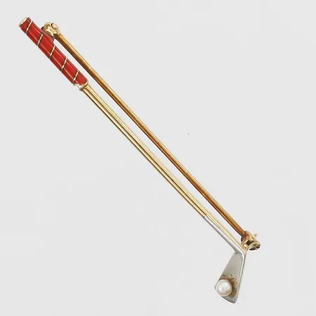 Brosch golfklubba med odlad pärla Ø2mm och emaljdekor, längd 50mm, bredd 1,5-8mm, smärre bortfall på emalj, 14K  Vikt: 2,2 g