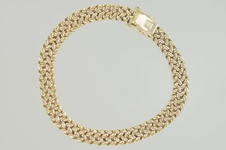 Armband längd 19,5 cm bredd 7 mm, 18K  Vikt: 16,4 g