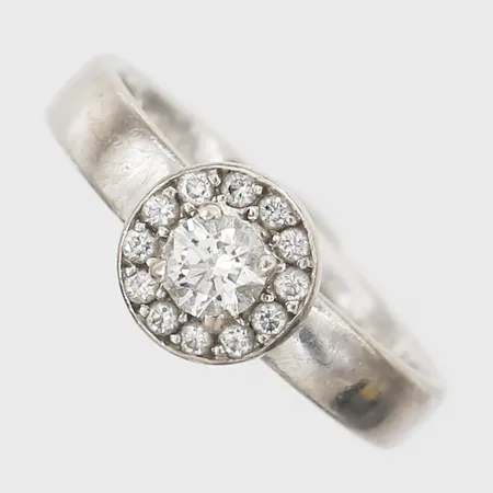Ring med diamanter 1xca0,25ct 12xca0,01ct stl:16½, bredd 3,5-8mm, Ringströms, Örebro, vitguld, gravyr, 18K Vikt: 4,5 g