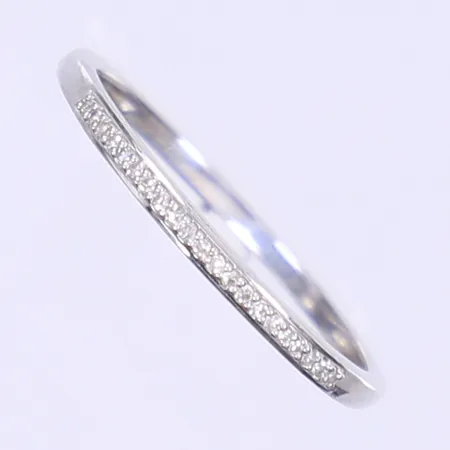 Ring med diamanter 21x ca 0,001ct stl:18¼, bredd 1,5mm, vitguld 18K Vikt: 1,8 g