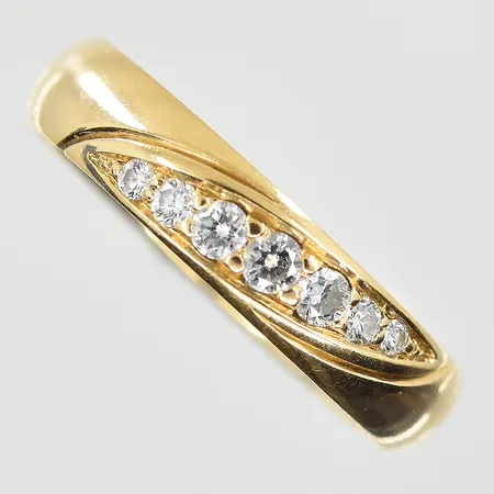 Ring med diamanter 0,15ctv Schalin stl:16¼, bredd 4mm, 18K. Vikt: 3,4 g