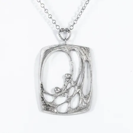 Collier Spiderweb i silver. Design Karl Laine. Det fasta hängets mått: 52,5 x 40,2 mm. Kedjan är 50 cm lång och 3 mm bred. Springring. Stämplat 925 V7 (1974) FINLAND & svenska importstämplar. Vikt: 19,5g. 