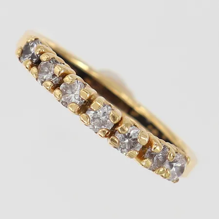 Ring med vita stenar stl:15½ bredd 2,5mm, två klor defekta 18K Vikt: 0,9 g