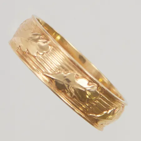 Ring stl:19¾ bredd 6mm gravyr 18K 6,4g.