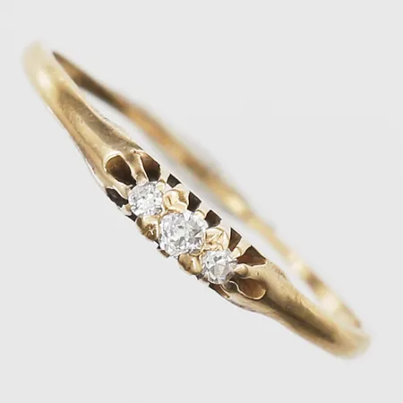 Ring med diamanter 1xca0,04ct gammelslipad 2xca0,02ct en åttkantslipad, stl:19, bredd 0,5-3mm,  Vikt: 1,5 g