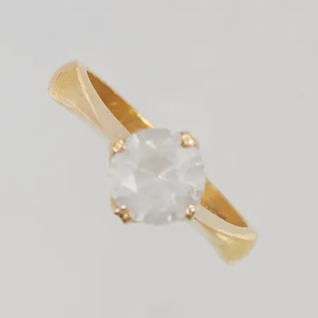 Ring med vit sten stl:16¾ gravyr, fattning i 18K, skena i 23K, 4,5g.