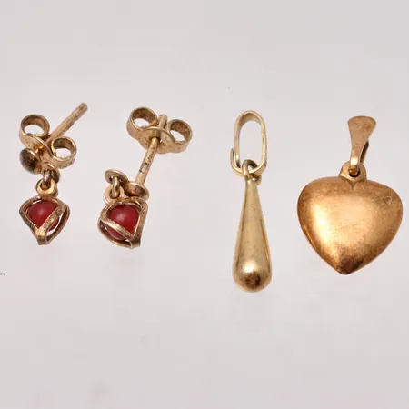 3st smycken i förgyllt silver, örhängen, mått 5x12,6mm, röda stenar, 2st hänge, droppe och hjärta, 830/1000, 2,77g.