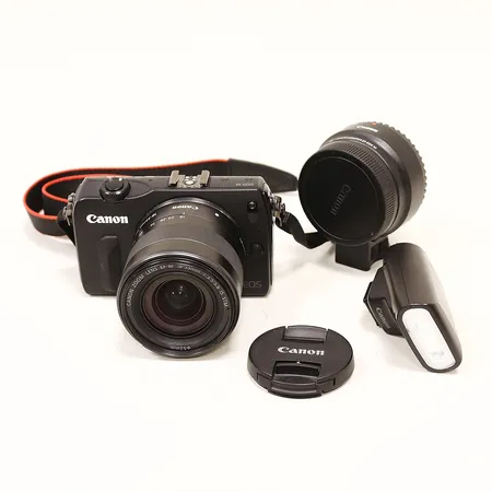 Kamera Canon EOS M DS 126391 serienr 174052400079 påsittande objektiv 18-55mm macro 0,25m/0,8ft, objektivadapter Canon, blixt Canon Speedlite 90EX, laddare utan nätsladd, väska medföljer. Skickas med postpaket.