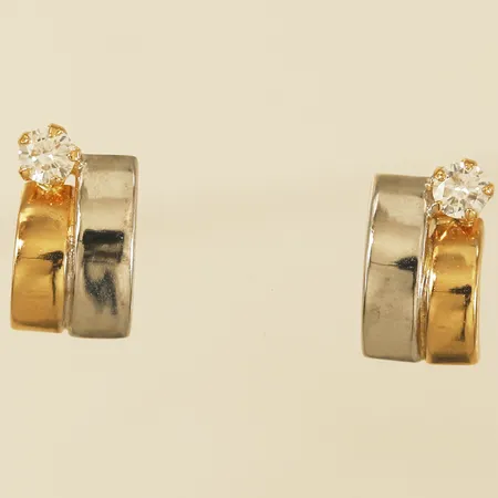Ett par örhängen tvåfärgade med vita stenar, längd 11mm bredd 6,5mm 18K  Vikt: 0,9 g