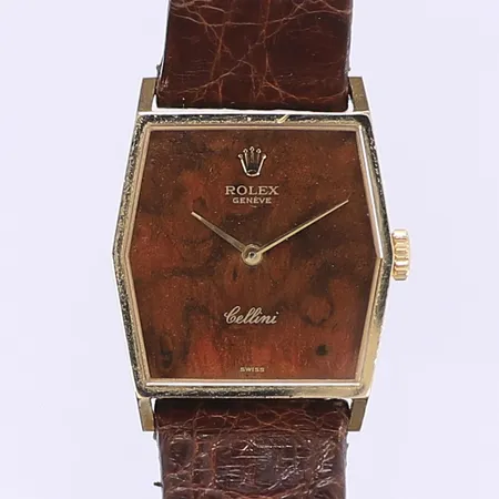 Damur Rolex Cellini, 23x23mm (29mm), manuell, 18K i boett, träurtavla, ref. 4121, boettnummer 234, serienummer 4309814 (indikerar 1976), cal. 1601, bruksslitage, en större repa på boetten mellan kl 12-1, går ca +60sek/24h, defekt läderband ej original, inga tillbehör