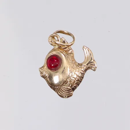 Hänge i form av fisk med röda stenar 14x19mm inklusive hängöglan 18K Vikt: 1,2 g