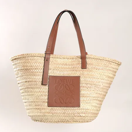 Handväska Loewe Basket Bag, detaljer av kalvskinn, med kvitto från Nordiska Kompaniet (NK), 2024, ca 34x32-59x18cm, parfymdoft, bruksslitage.