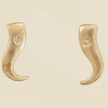 Ett par örhängen med vit sten längd 16mm bredd 6,5mm 925/1000 silver  Vikt: 3,2 g