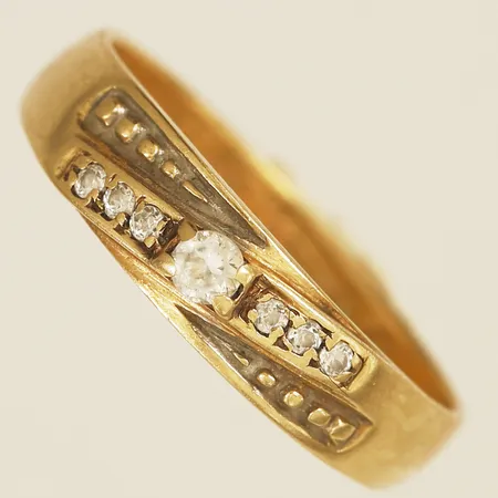 Ring med vita stenar stl:16¾ bredd 3,7mm gravyr 18K Vikt: 3 g