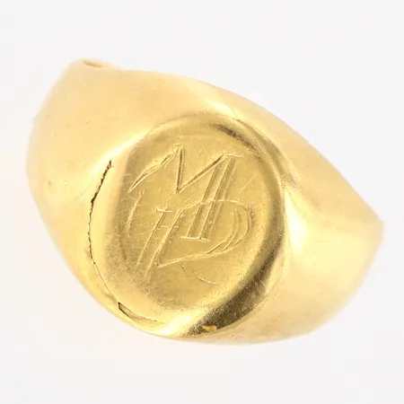 Klackring med monogramgravyr stl:15½ bredd: 3-11mm, 18K Vikt: 4,2 g