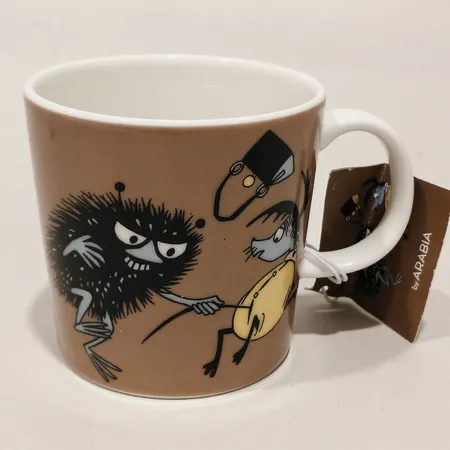 Muminmugg Stinky i farten brun, Arabia Finland höjd 8cm Ø8cm märkt QC0824 etikettmärkt samt lapp porslin 