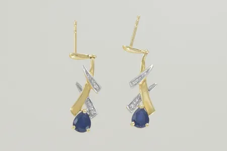 Ett par örhängen med safir/diamant längd 2,5 cm, ploppar saknas 18K 1,7 gr Vikt: 1,7 g