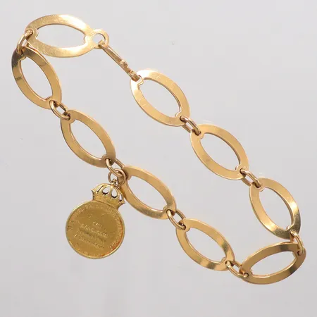 Armband längd 19,5cm, bredd 11,1m, berlock medalj, gravyr, 18K Vikt: 19,3 g