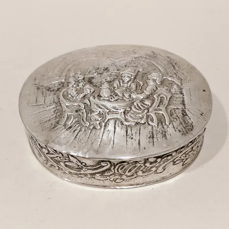 Dosa med reliefdekor längd 53mm bredd 43mm silver  Vikt: 41,7 g