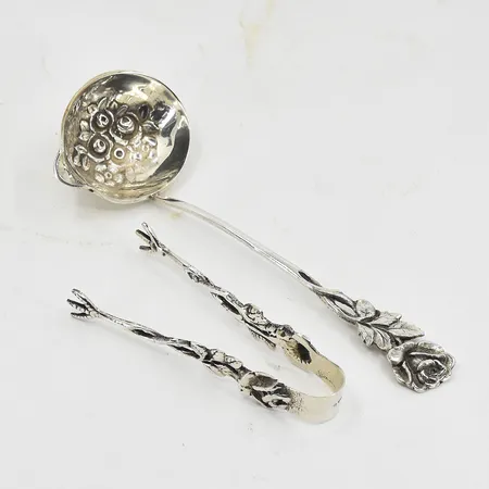 Sockertång samt såsslev med rosdekor Skandia Hultman, 1950-1960-tal, silver. Vikt: 38,8 g