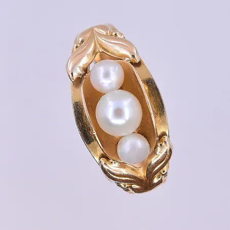 Ring med odlade pärlor, skev skena, stl:17¾ 18K 2,5g Vikt: 2,5 g