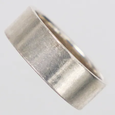 Ring slät stl:16¾, bredd 6,5mm, gravyr, 925/1000 silver Vikt: 5 g