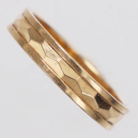 Ring Schalin stl:17¾, bredd 4mm, ograverad, 18K  Vikt: 3,3 g
