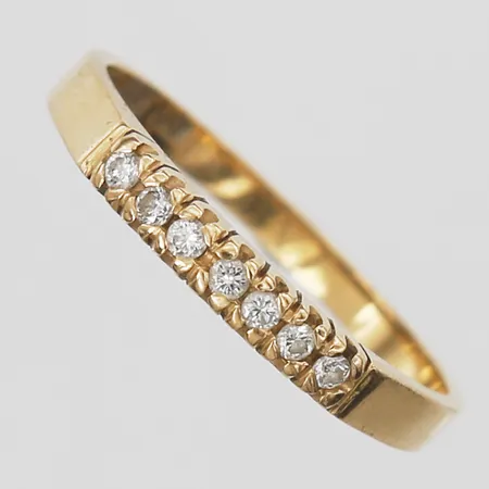 Ring med diamanter 7xca0,02ct W(H)/Si enligt gravyr stl:18¾, bredd 2-3mm, Iduna Ab, 18K Vikt: 2,8 g