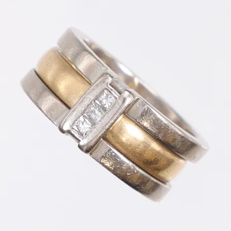Ring tvåfärgad med princesslipade diamanter 3xca0,03ct stl:17 gravyr 18K Vikt: 15 g
